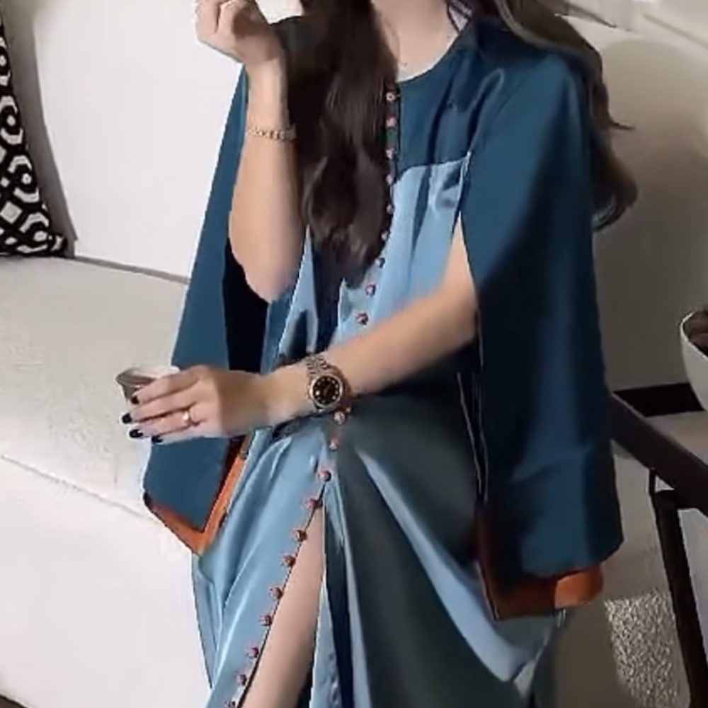 بدله لونين بأكمام مفتوحه